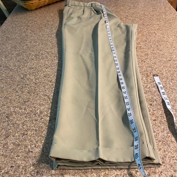 Docker’s Golf Khaki Tan Pants Pleated and Cuffed Bottoms W34 x L30 - Picture 15 of 16
